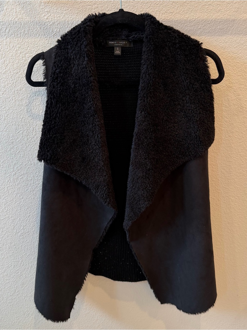 ROMEO + JULIET COUTURE Black Faux Far Vest